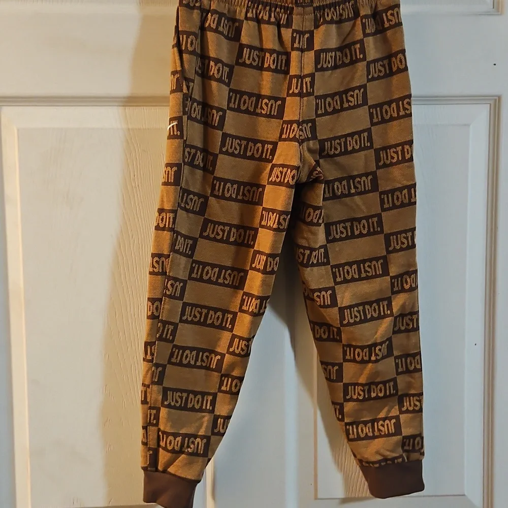 Nike KIDS Sportswear Textured Club Fleece Joggers: BROWN: NEW WITH TAGS: SZ 7